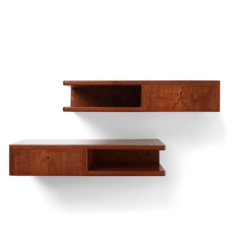 Bruno Mathsson, a pair of Swedish Modern mahogany wall mounted bedside tables, Firma Karl Mathsson, Värnamo, Sweden 1941.