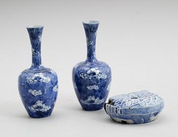 PENSELBAD SAMT MINIATYRVASER, 1 par, porslin, Kina, sannolikt 1900-tal.