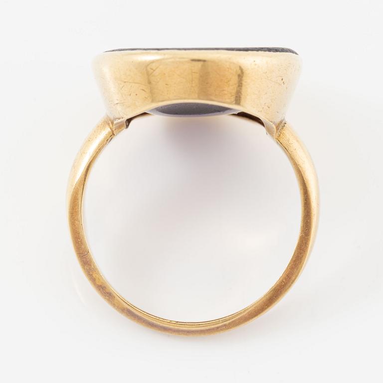 Ring, 18K guld med intaglio med lila glas.