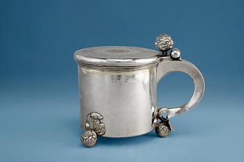 470. DRYCKESKANNA, silver. Svenskt arbete 1700 t början. Höjd 18 cm, vikt 1240 g.