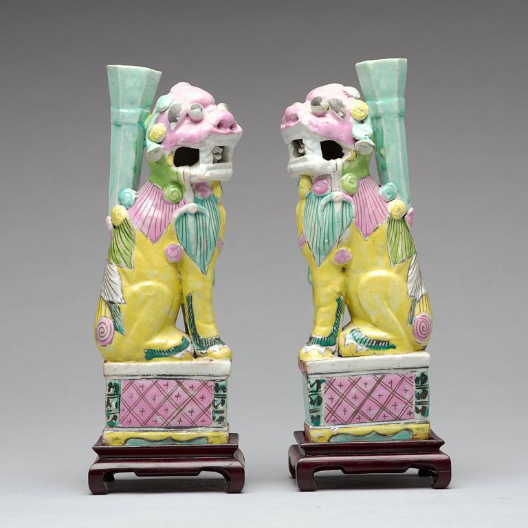 A pair of famille rose candle holders/censers, Qing dynasty, 19th Century.