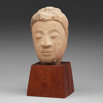 19. BUDDHAHUVUD, sandsten. Thailand, 17/1800-tal.