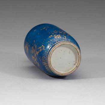 A powder blue vase, Qing dynasty, 18th Century.