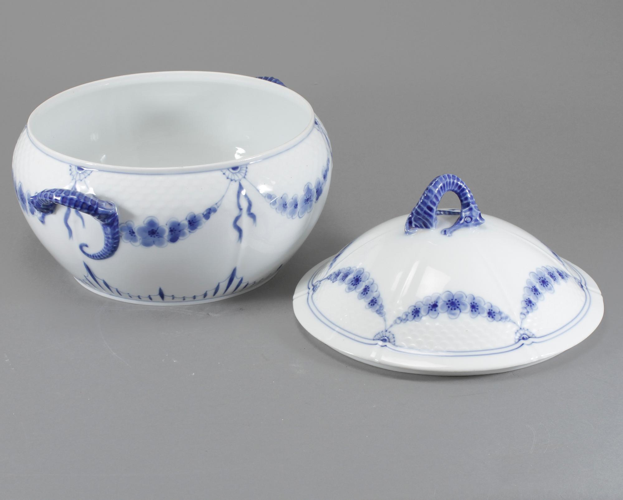 TERRIN, porslin, "Empire", Bing & Gröndahl, omkring 1900-talets mitt.