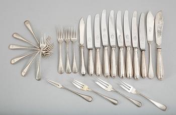 BESTICK, 24 delar snarlika, silver, bl a CG Hallberg, Stockholm, 1917. Vikt med stålblad ca 906 gram.