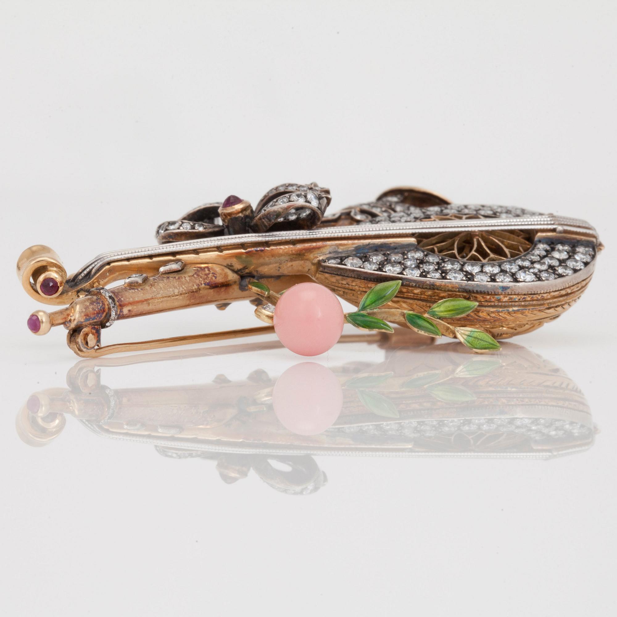 BROSCH "Mandolin och blåsinstrument" med diamanter, emalj, rubin samt conchpärla Ø 7.2mm.
