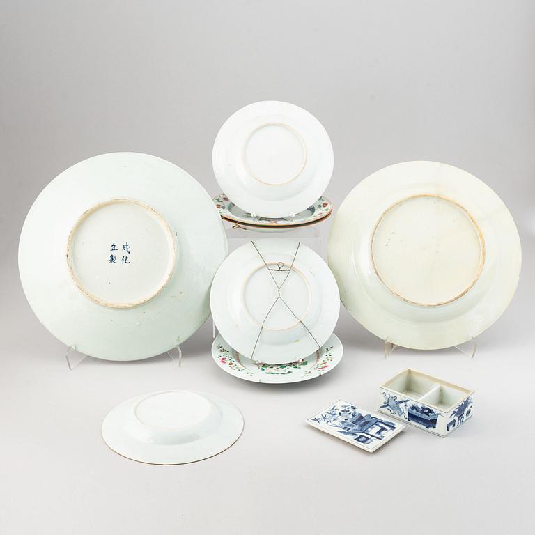 A set with two famille rose serving dishes, six odd plates, and a box with cover, Qing dynasty, 18th/19th Century.