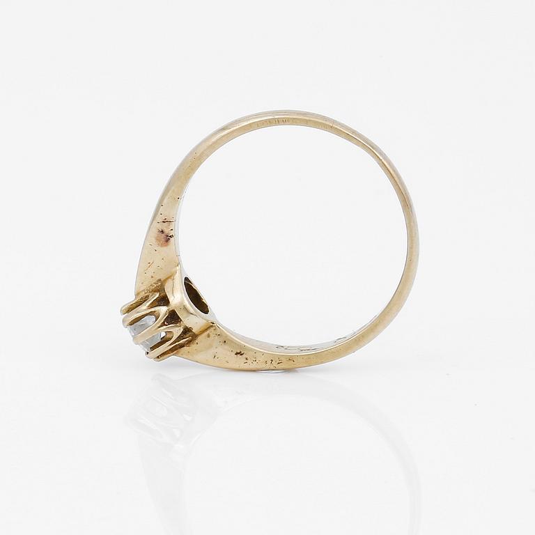 RING, enstenring, 18K guld med briljantslipad diamant ca 0,26 ct. Vikt ca 2,79 gram.
