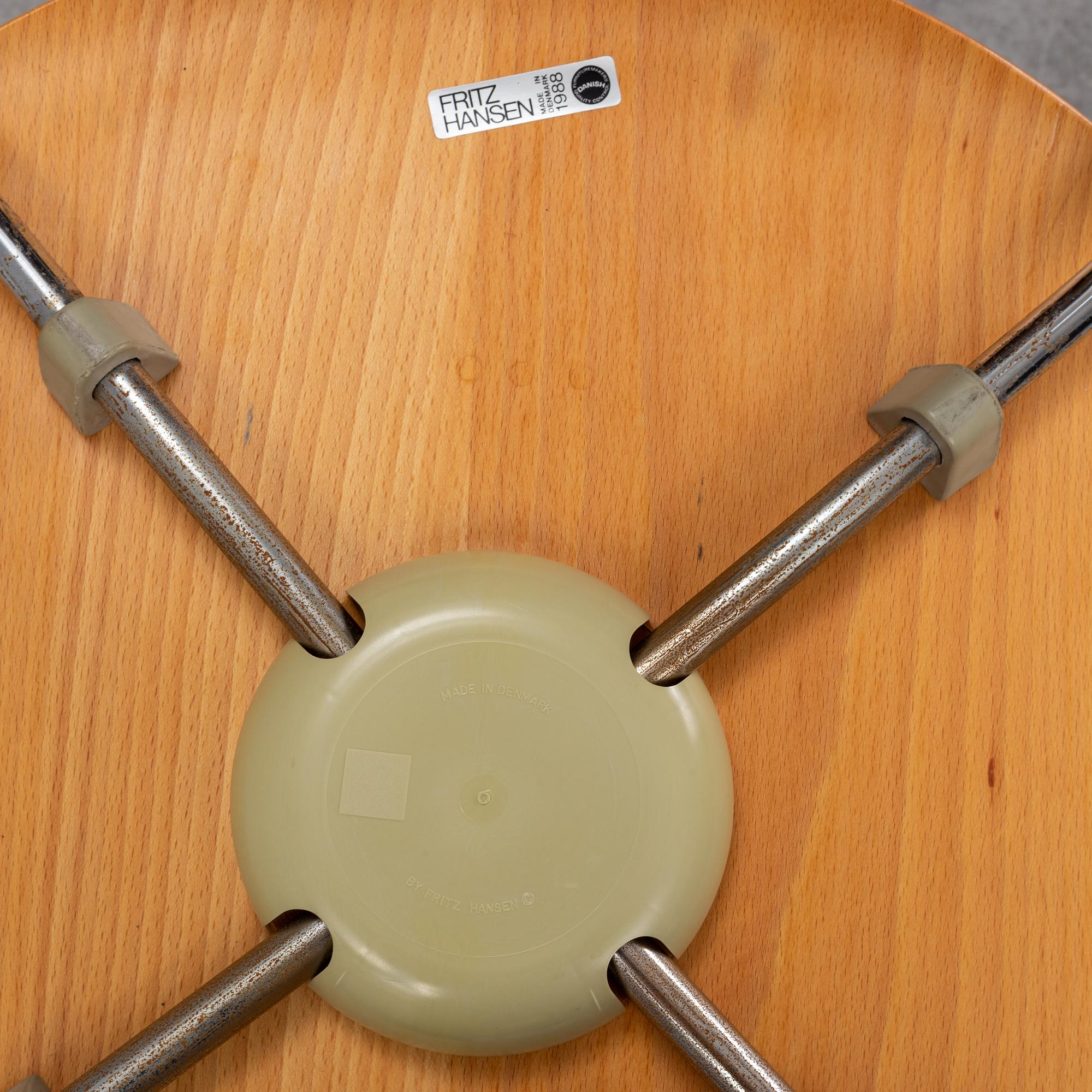 Arne Jacobsen, stolar, 8 st "Sjuan" för Fritz Hansen Danmark, 1988.