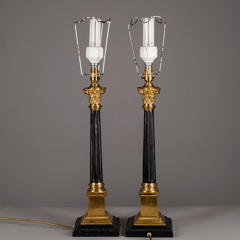 BORDSLAMPOR, ett par, empirstil, 1900-talets slut.