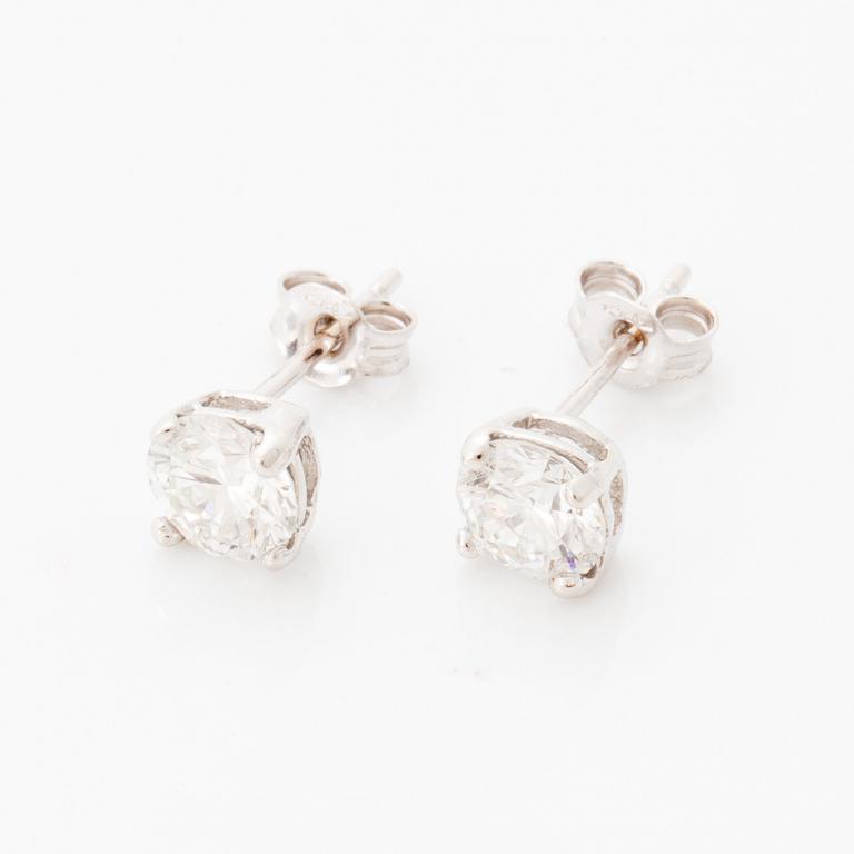 Brilliant-cut diamond stud earrings.