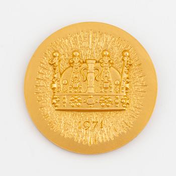 A Swedish 18K gold medal, over H.K.H. King Carl XVI Gustaf as crown prince.