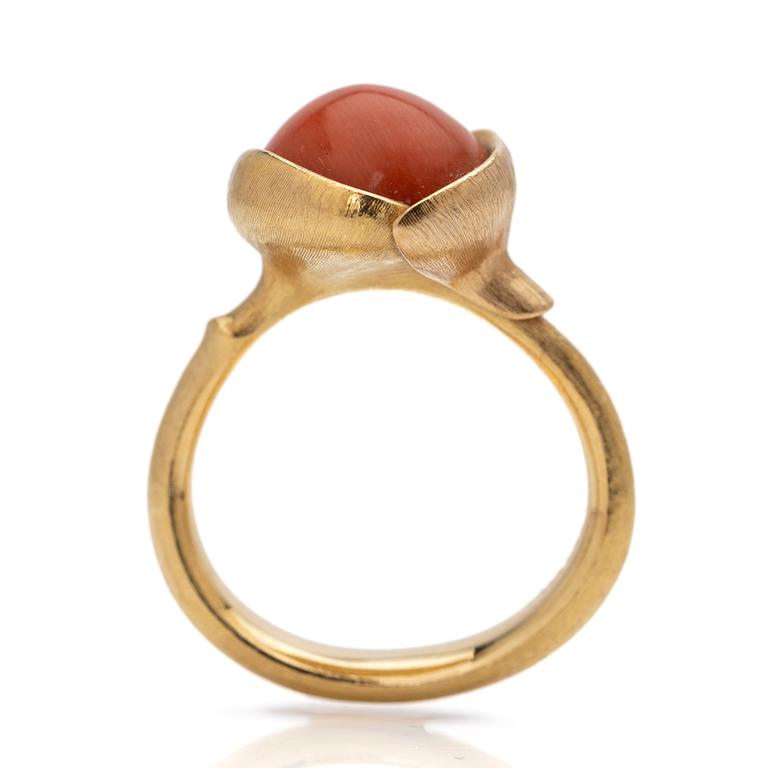 Ole Lynggaard, ring, "Lotus Ring 2", med cabochonslipad korall i 18k rött guld och rosé guld, design Charlotte Lynggaard.