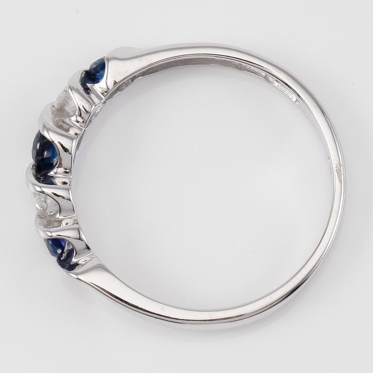 RING, 10K vitguld safirer och mindre diamanter.