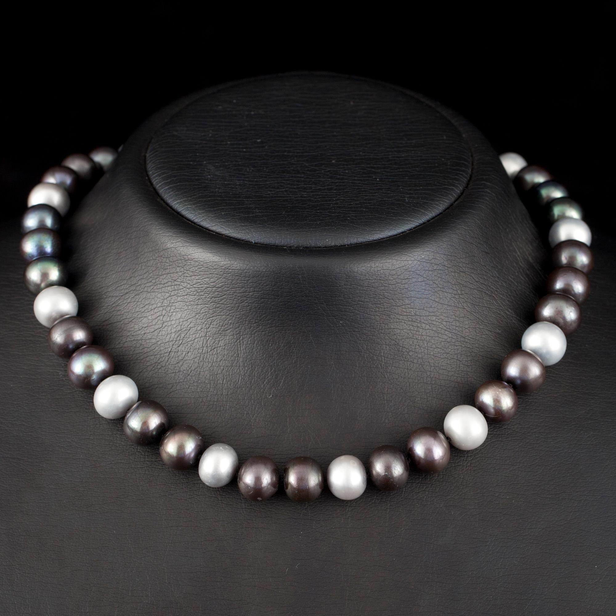 PÄRLCOLLIER, Odlade sötvattenpärlor 10 - 11 mm. 18K vitguld. Briljantslipade diamanter 0.14 ct. H/vs.