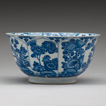 BÅLSKÅL, porslin. Qingdynastin, Kangxi (1662-1722).