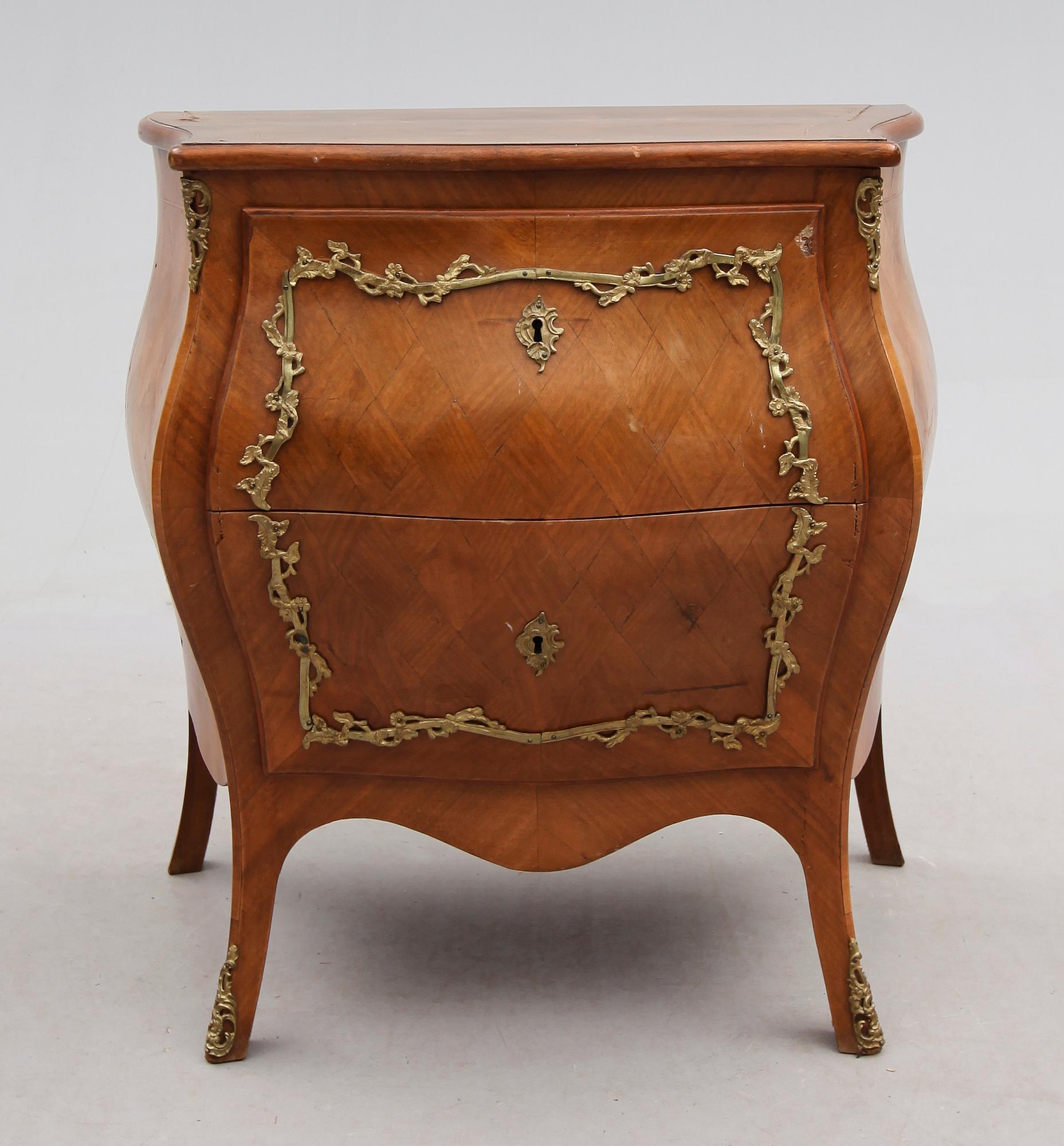 BYRÅ, rokokostil, 1900-talets första hälft.