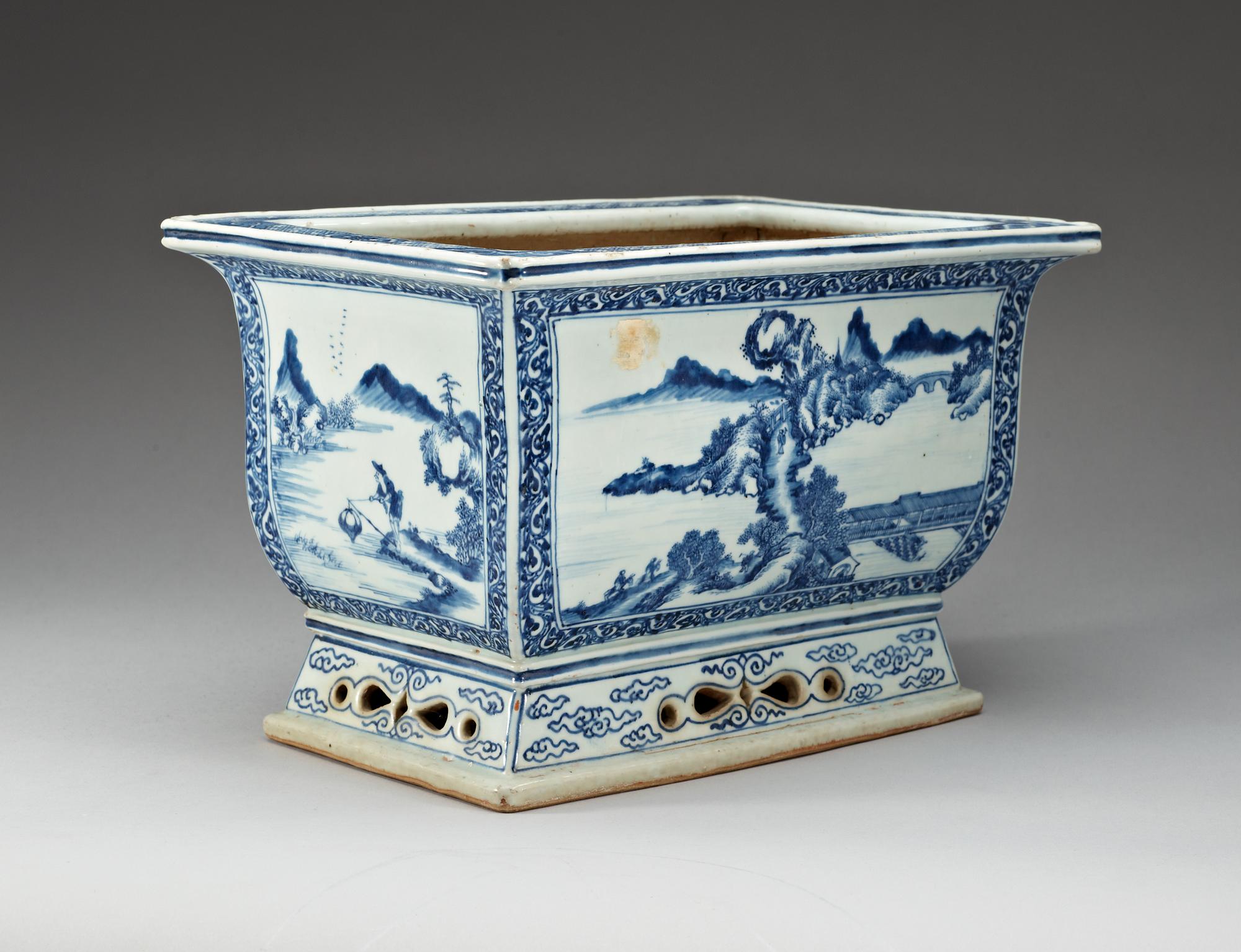A blue and white jardiniere, Qing dynasty, 18th Century.