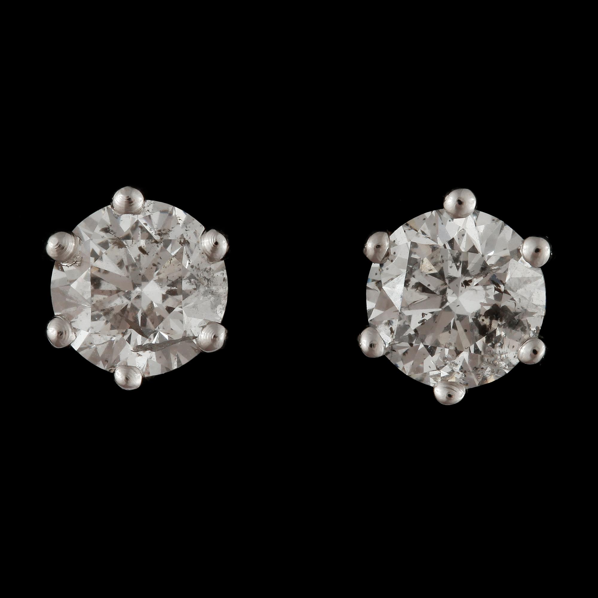 ÖRHÄNGEN, ett par 18k vitguld med briljantslipade diamanter tot ca 1,56 ct. Vikt ca 2,5 gram.