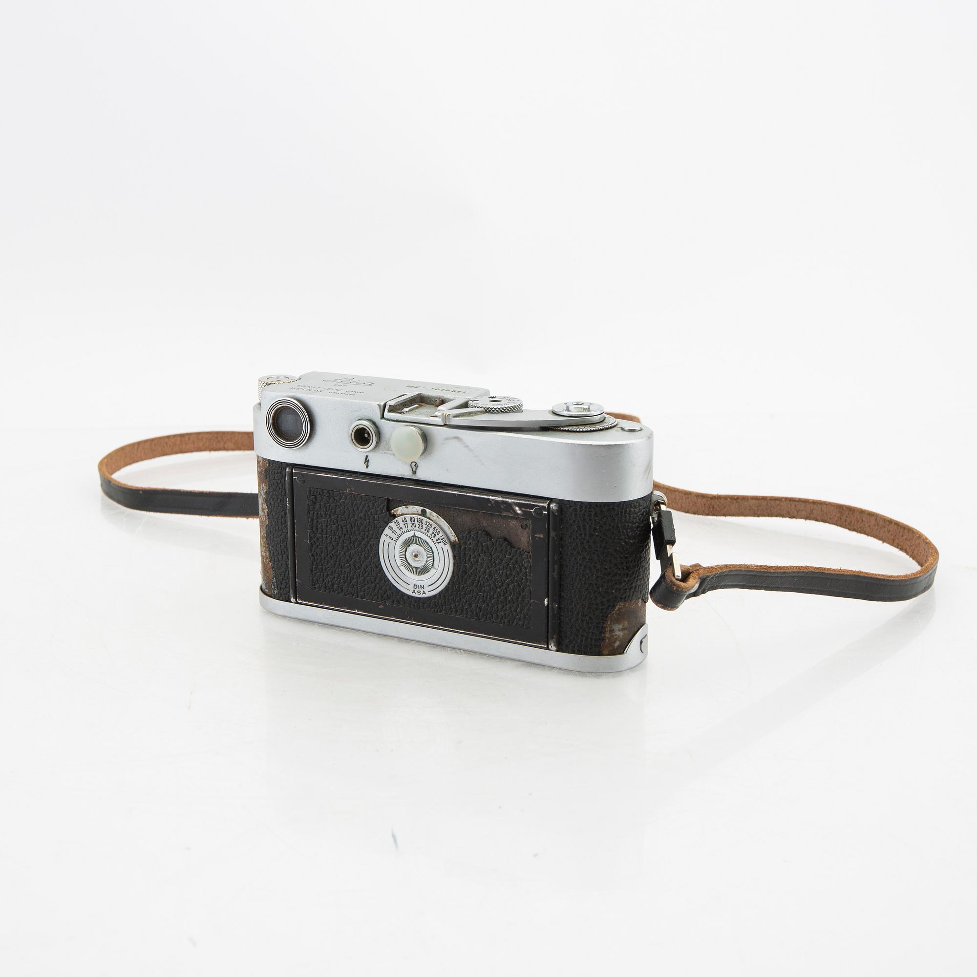 Leica camera with 2 lenses from the middle of the 20th century.