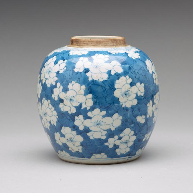 A blue and white jar, Qing dynasty, Kangxi (1662-1722).