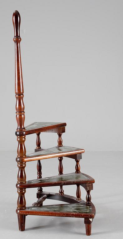 BIBLIOTEKSSTEGE, engelsk stil 1900-tal.