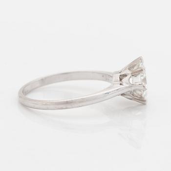 An 18K white gold ring set with a round brilliant-cut diamond.