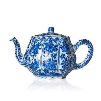 A blue and white tea pot with cover, Qing dynasty, Kangxi (1662-1722).