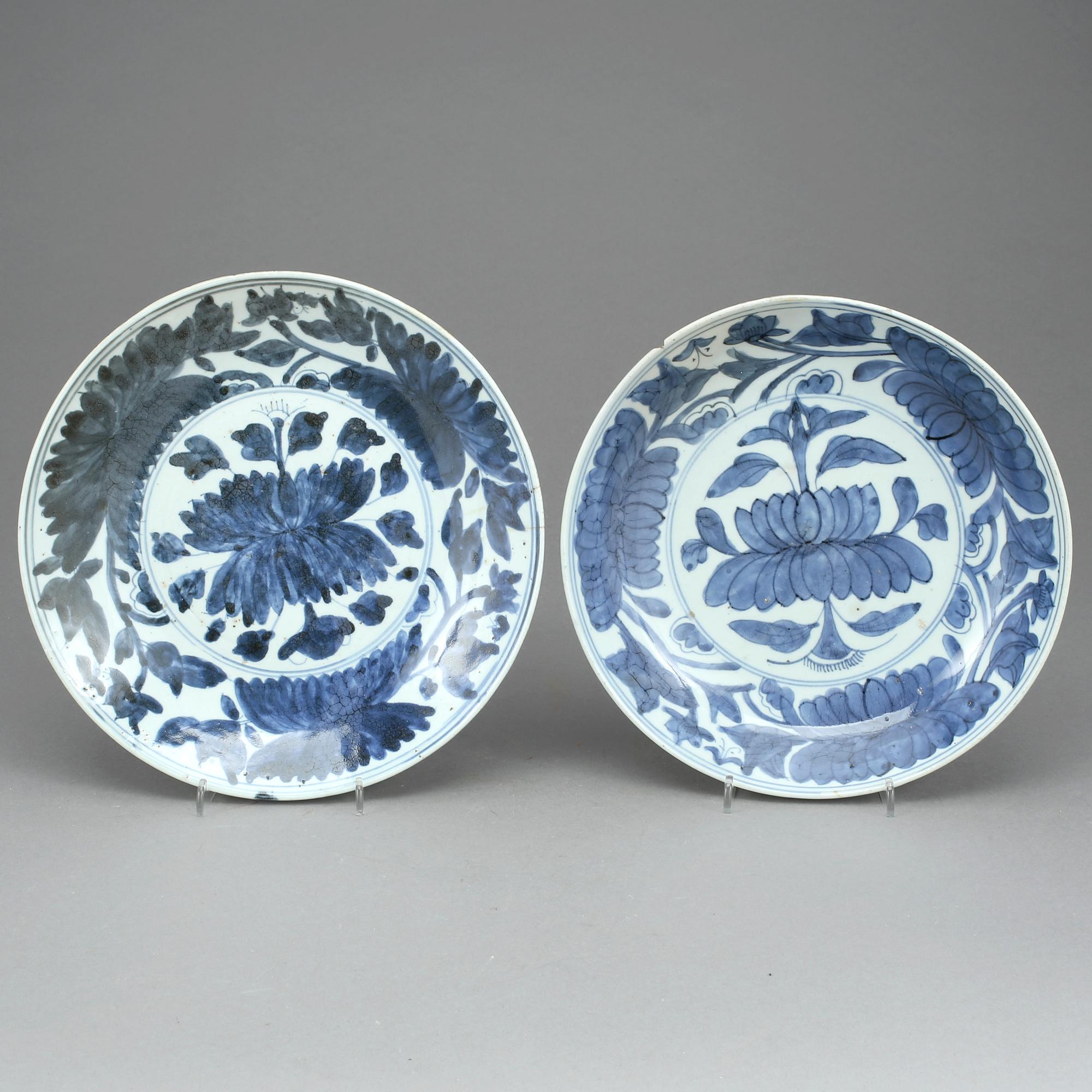 TALLRIKAR, 2 st, porslin, Japan, 1600-tal.