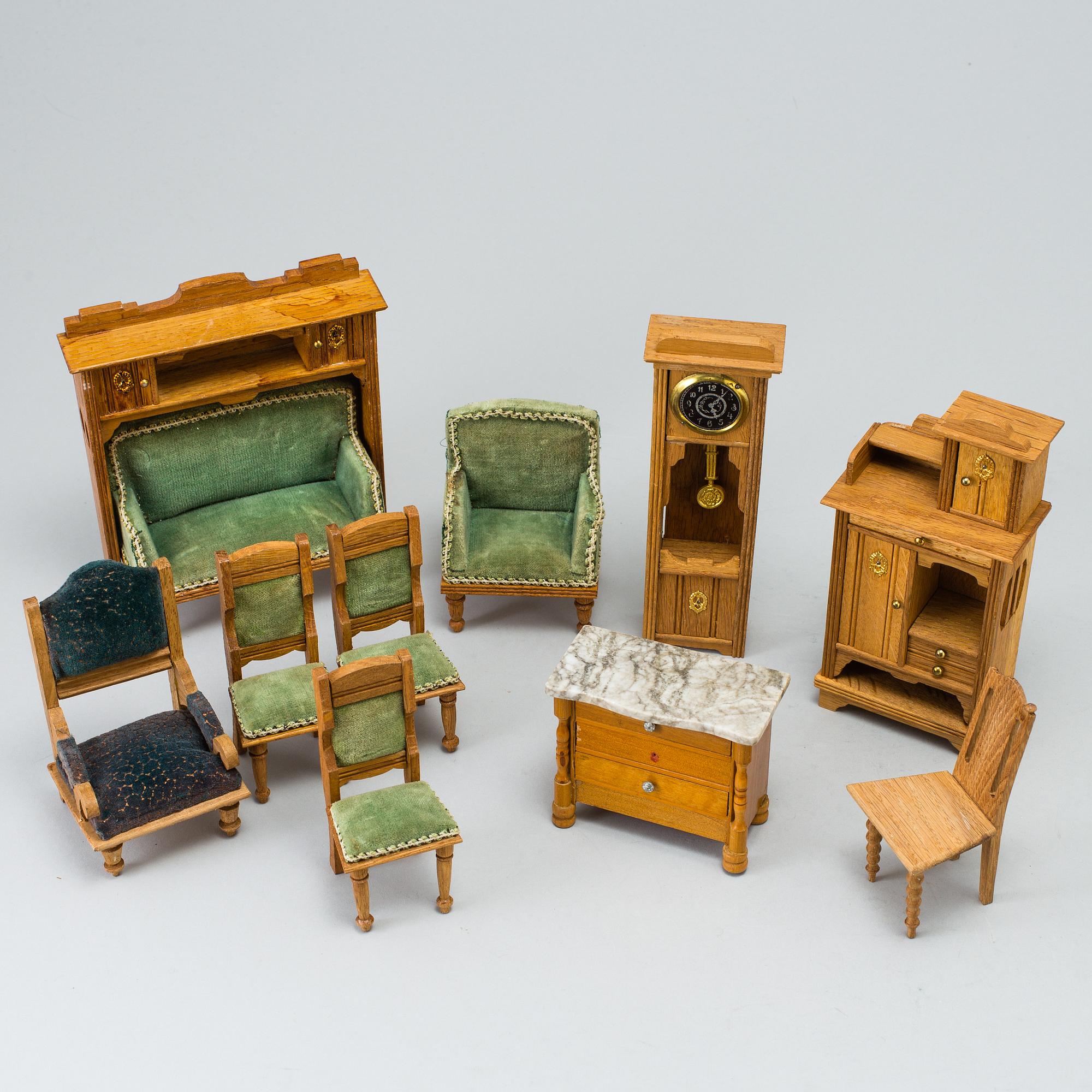 Dollhouse furniture and accessories. Early 20th century..