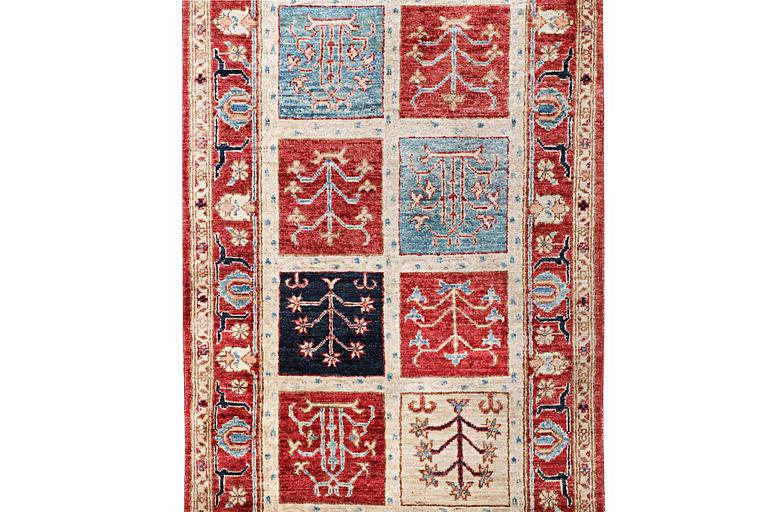 A Ziegler runner carpet, c. 395 x 89 cm.