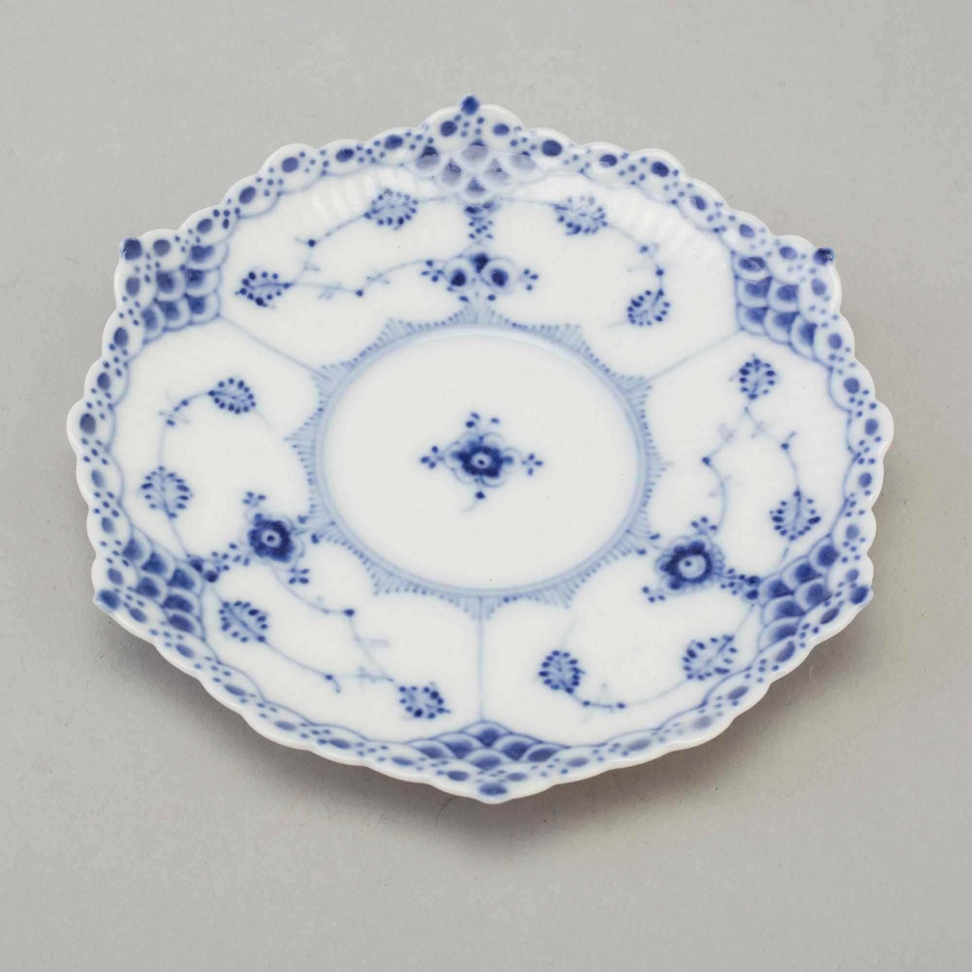 21 pieces of porcelain tableware from Royal Copenhagen, model "Musselmalet", 20th century.