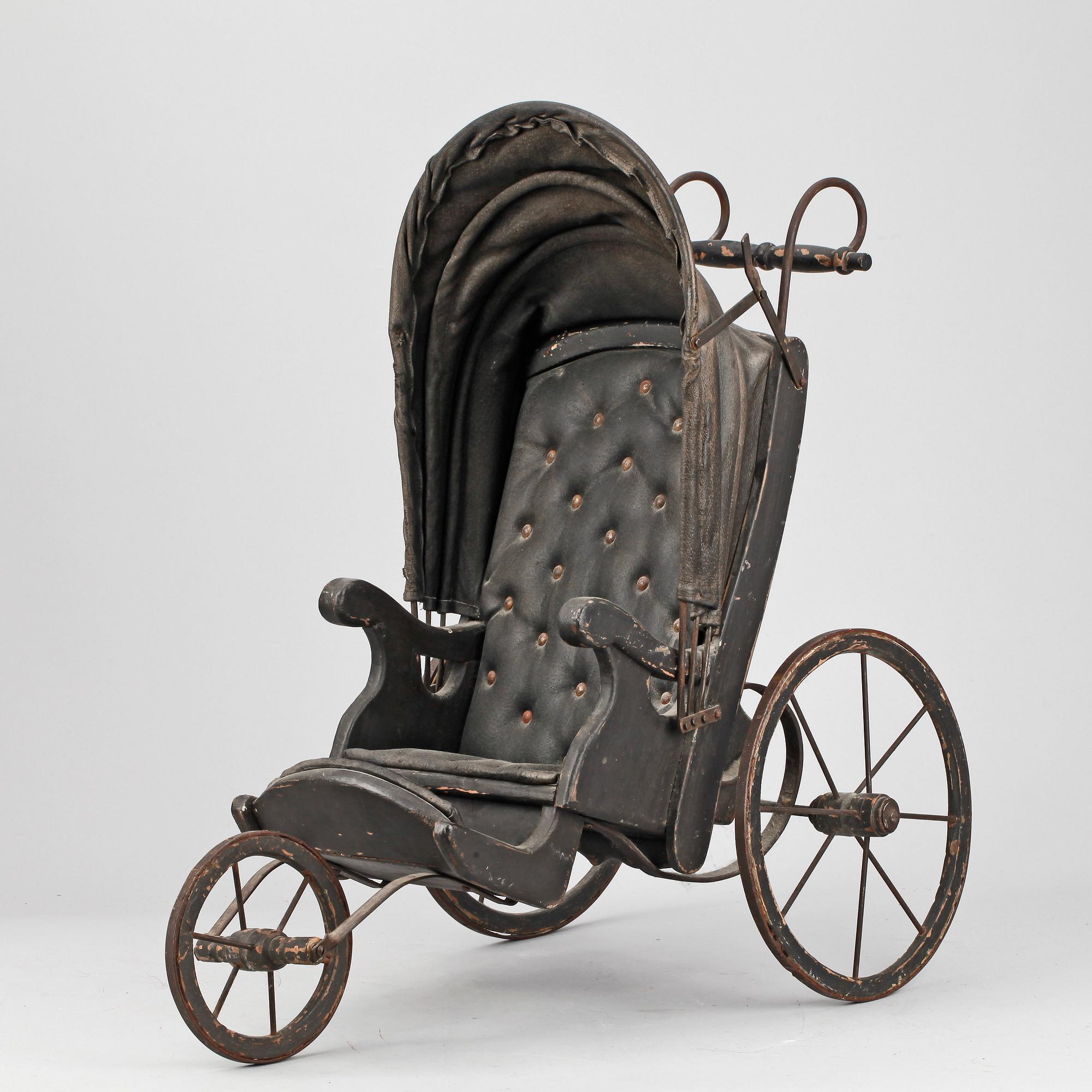 BARNVAGN för DOCKA, metall och läder, omkring sekelskiftet 1800/1900.