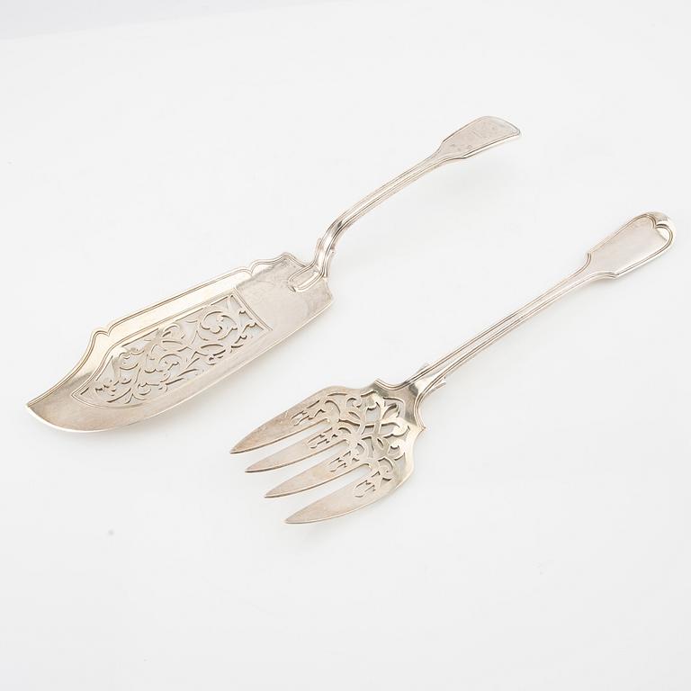 Charles Boyton, Fish serving utensils, 2 similar silver pieces, London 1846 and 1849.