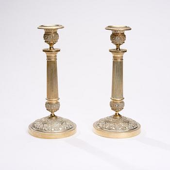LJUSSTAKAR, ett par, förgylld brons, Frankrike 1800-talets början.