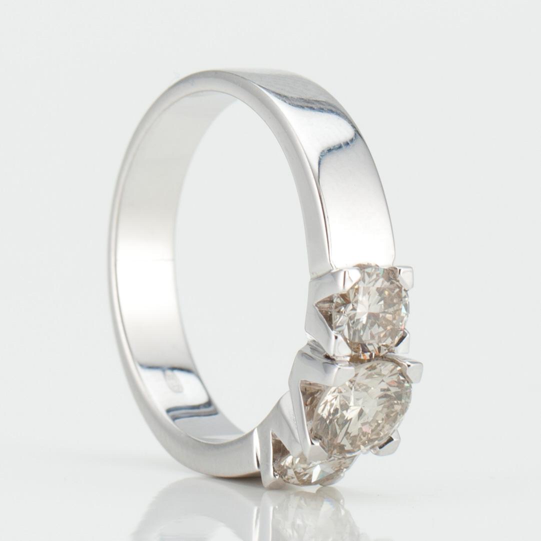 RING, vitguld 14K. Briljantslipade diamanter. Mittstenen 0,65ct, K/SI1 + sidostenarna tot. 0,70 ct. Vikt 4,6 g.