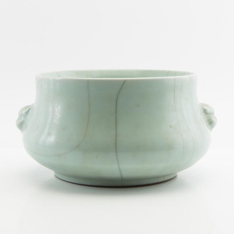 Incense burner China early 20th century porcelain.