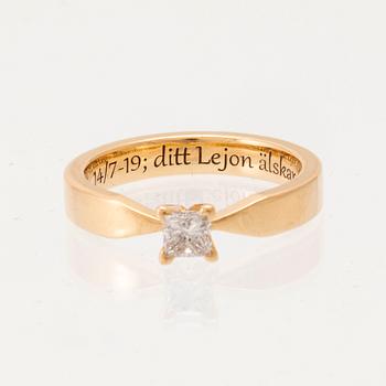 Ring "Maui" solitär 18K guld med prinsesslipad diamant Schalins.