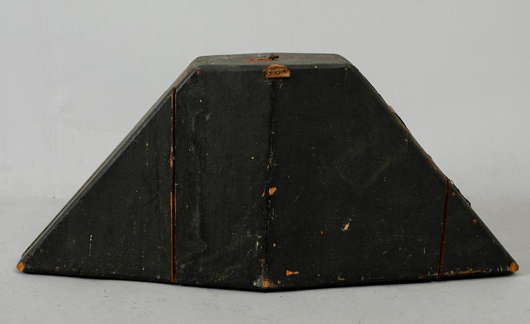 HATT, svensk, trekantig, modell 1854-59, för amiralitetet samt hattlåda av trä.