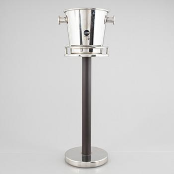 Vinkylare på ställ samt cocktailkanna, Alessi, Italien.