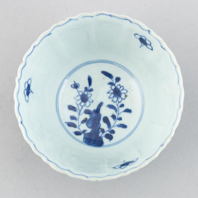 A group of four blue and white porcelain objects and a celadon green glazed jar, Qing dynasty, 18th century.