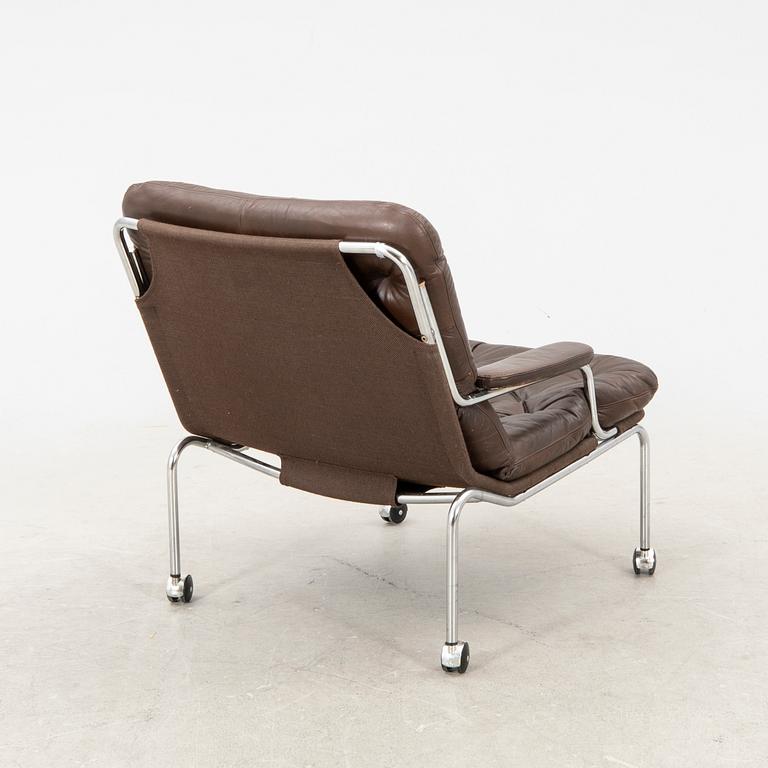 A 1970s leather easy chair.