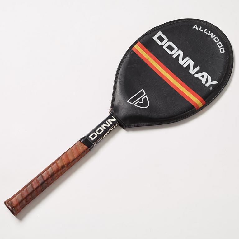 Tennis racket in wood, Donnay. Played with by Björn Borg at Wimbledon. Faded signature on the Slipcase.