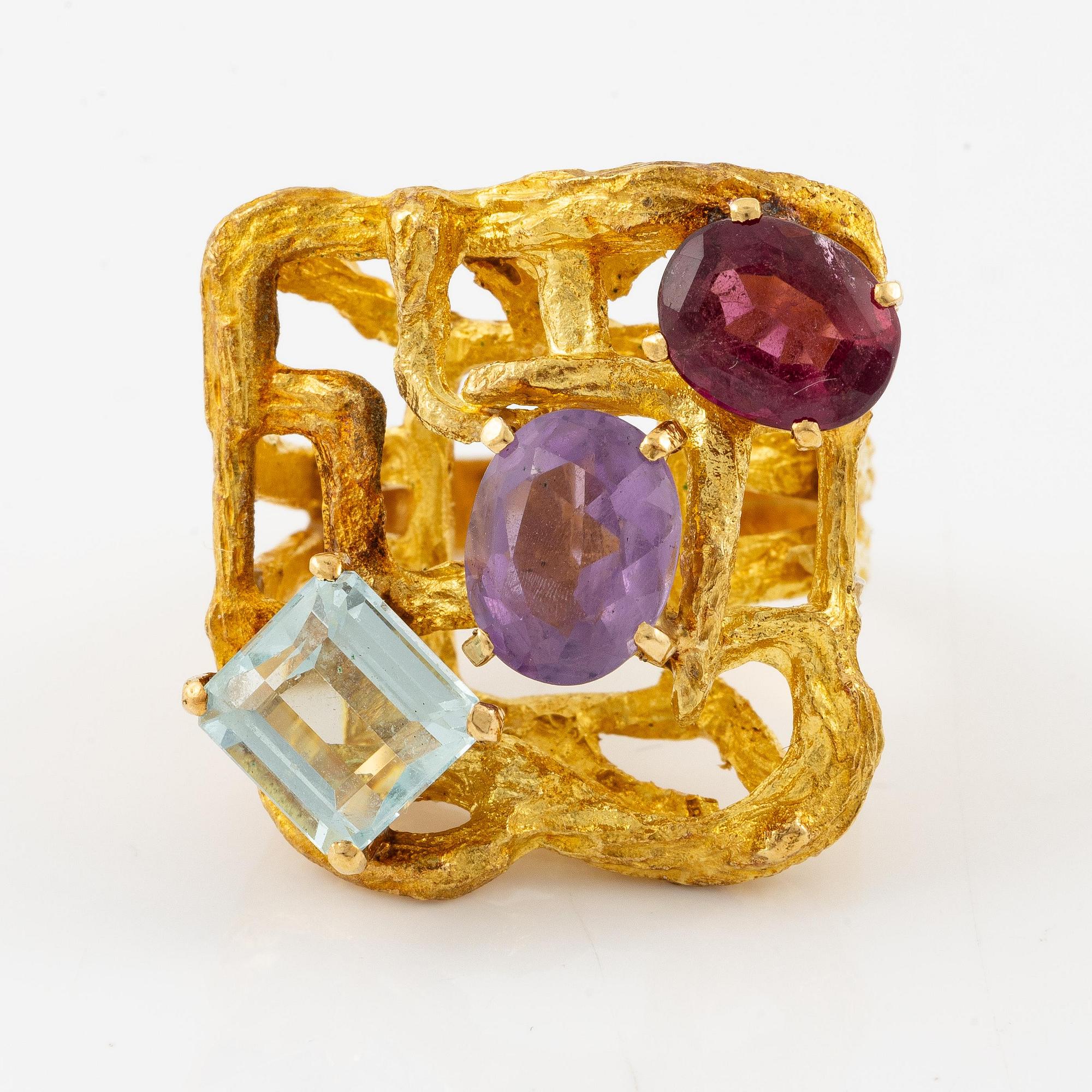 An H. Stern ring in 18K gold with faceted coloured gemstones.