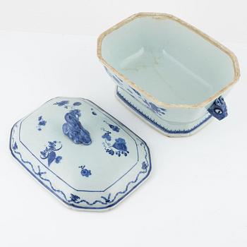 A blue and white export porcelain tureen with cover, Qing dynasty, Qianlong (1736-1795).