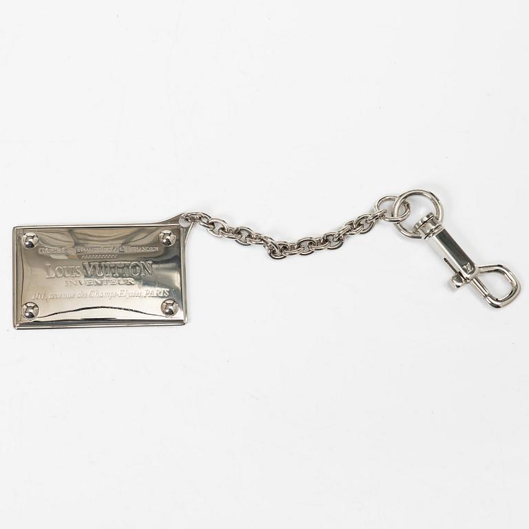 Louis Vuitton, Translation: "bag charm and case with incense".