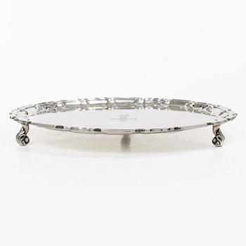 William Hutton & Sons, bricka/salver, silver, rokokostil, London 1901.