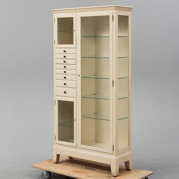 LÄKARSKÅP, 1900-talets mitt.