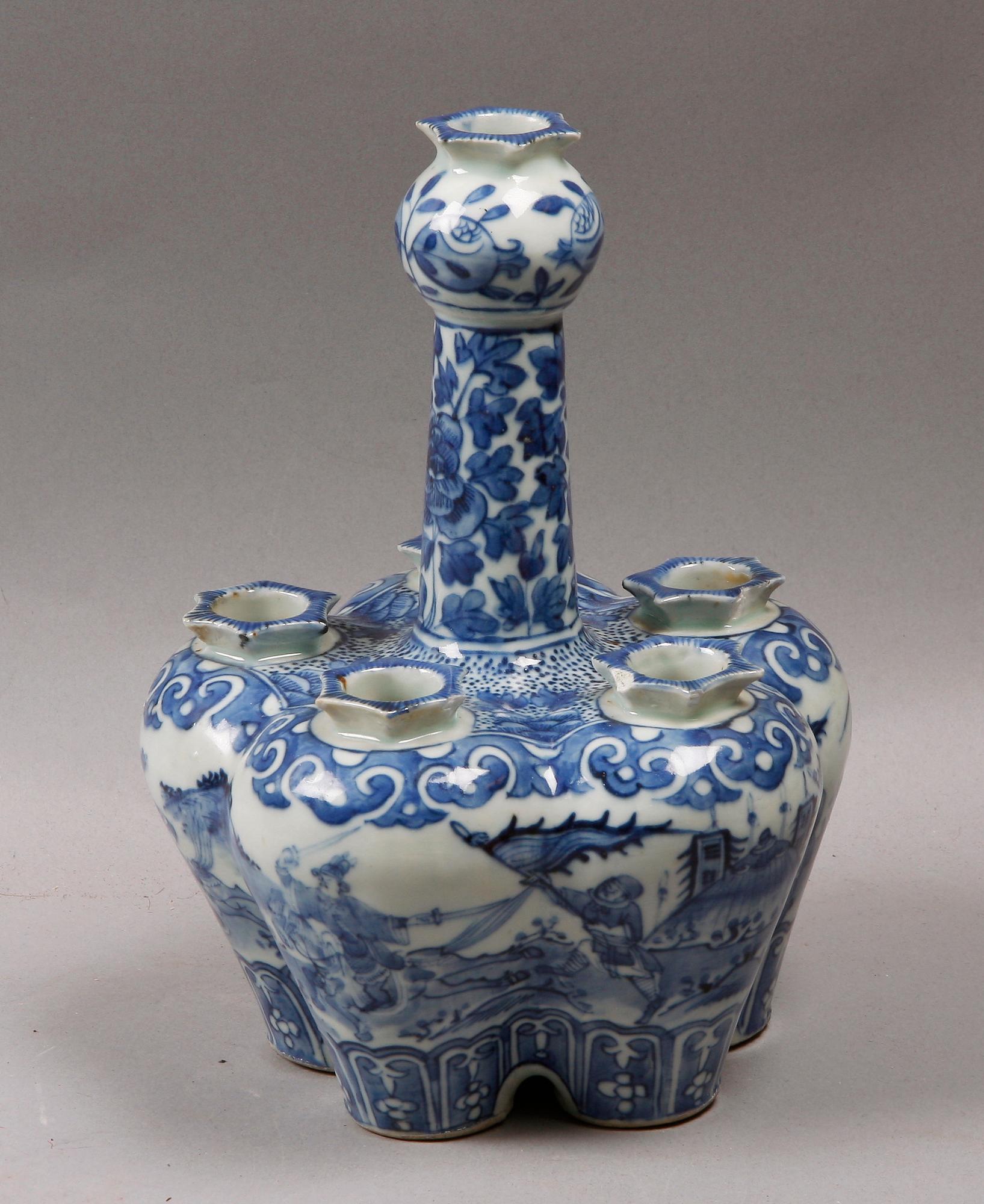 TULPANVAS, porslin, Kina. 1800-tal. Kangxi-stil.