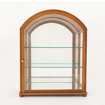 Josef Frank, a modell 2070 mahogany table display cabinet from Firma Svenskt Tenn, produced prior to 1985.